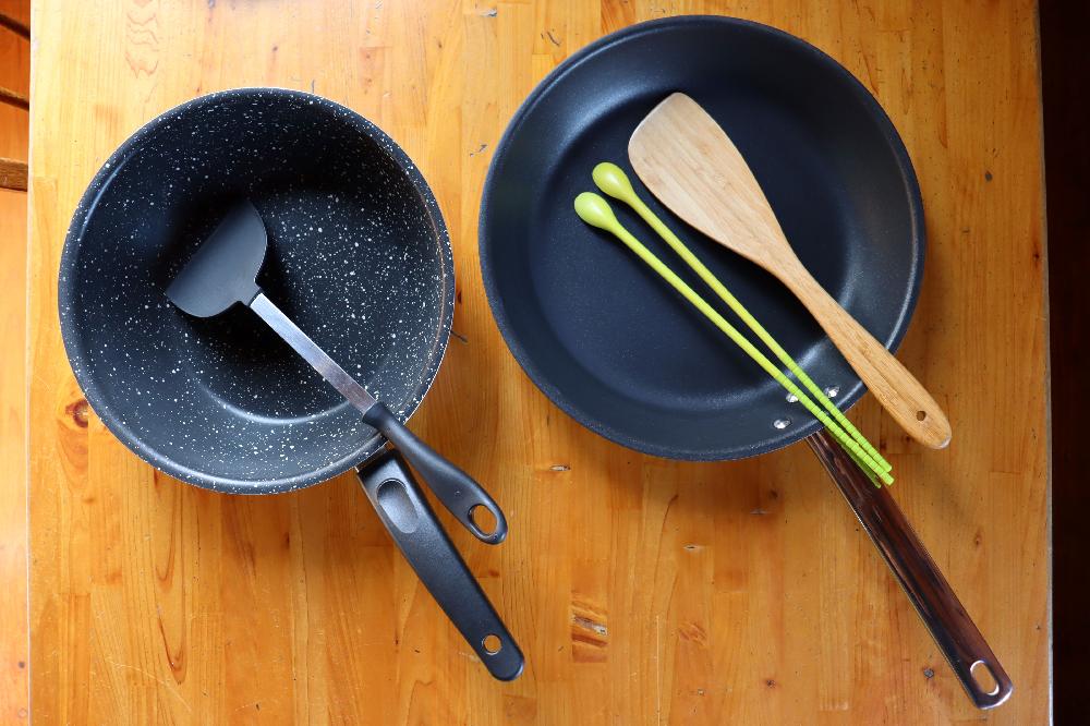 Frying pan + cooking utensils
